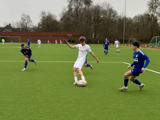 2:1 in Stukenbrock: Freistoß von Nico Tübing entscheidet