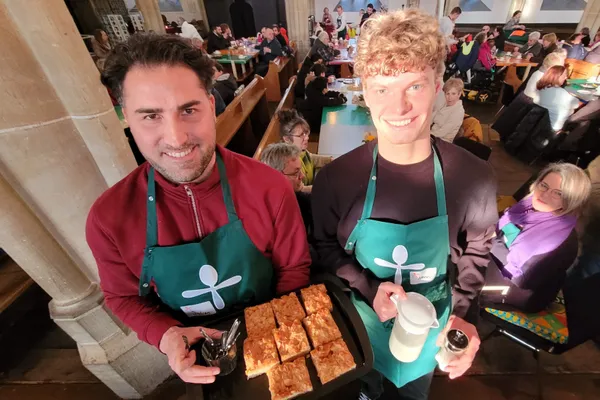Julian Hesse und Spieler helfen bei der Gütersloher Kirche