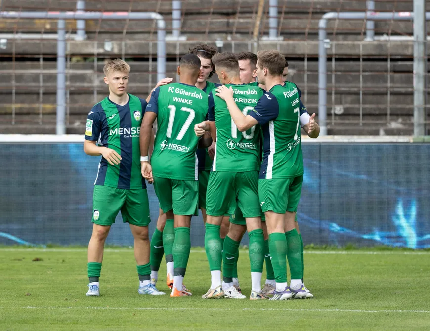 Mit dem Doppeldecker-Bus zur U23 des 1. FC Köln