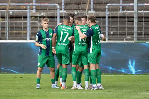 Mit dem Doppeldecker-Bus zur U23 des 1. FC Köln