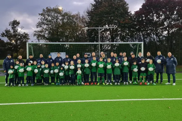 Sieben Partner schenken der FCG-Jugend 280 Bälle