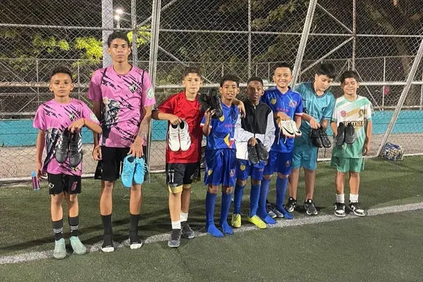 Gebrauchte Fußballschuhe für Kinder in Kolumbien