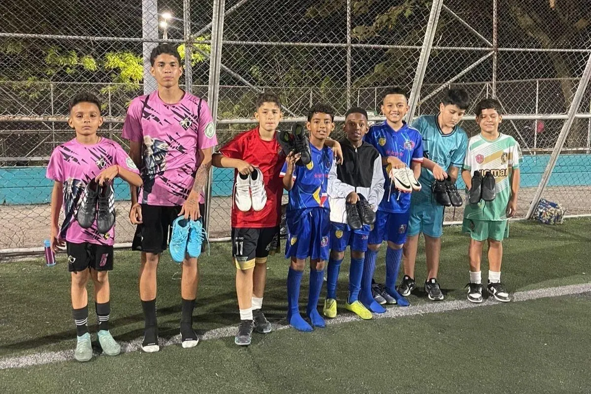 Gebrauchte Fußballschuhe für Kinder in Kolumbien