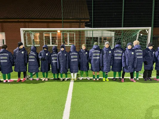 Neue Wintermäntel für die D4-Junioren des FCG