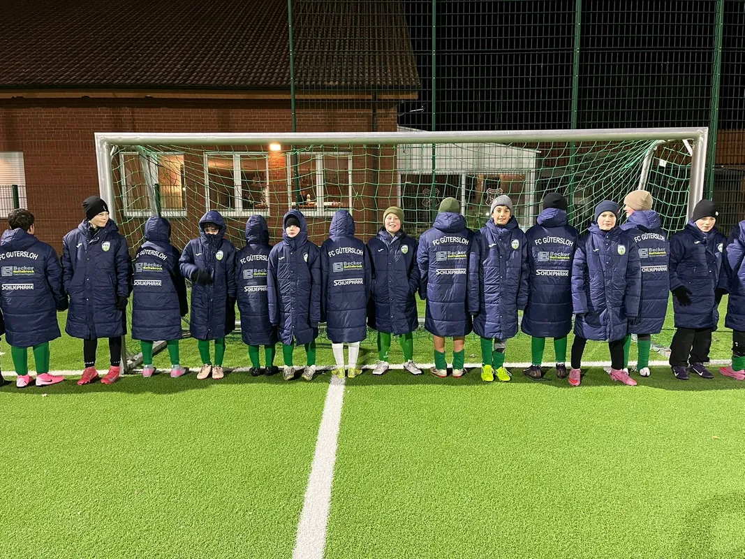 Neue Wintermäntel für die D4-Junioren des FCG