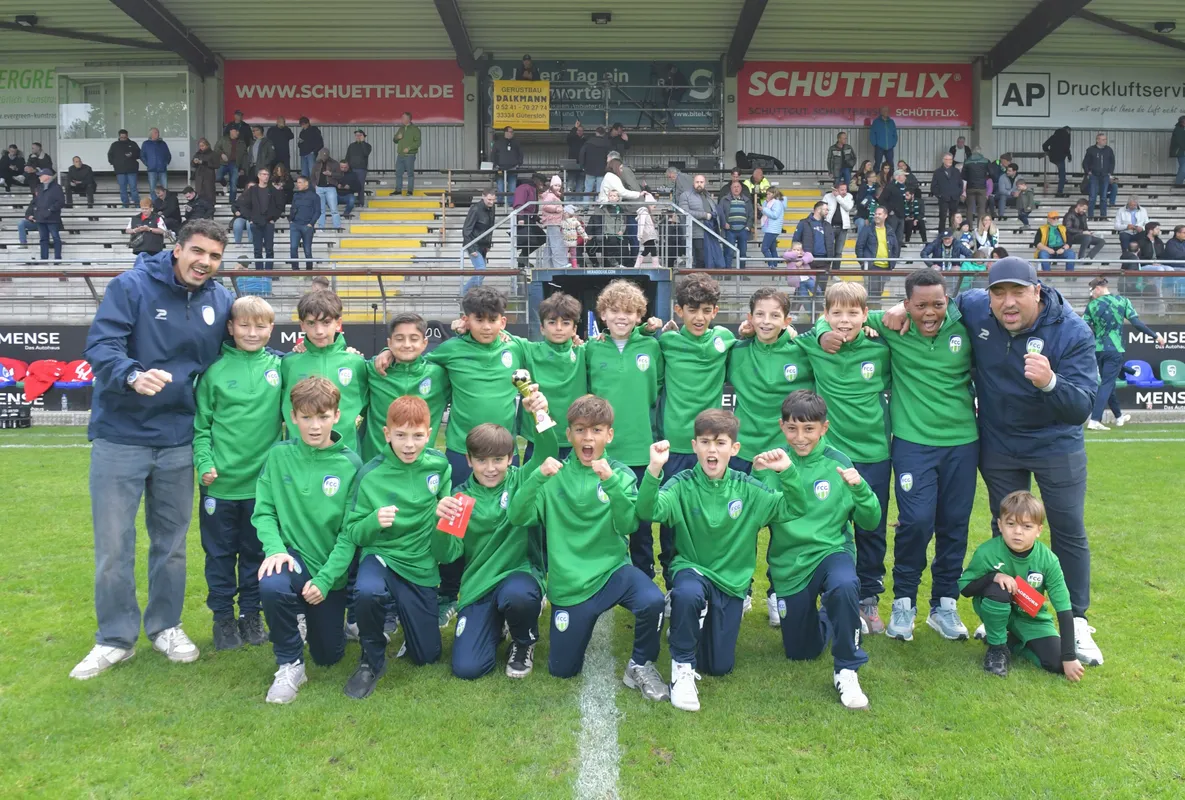FCG-Fans feiern D2-Junioren für Platz zwei beim Strenge Cup